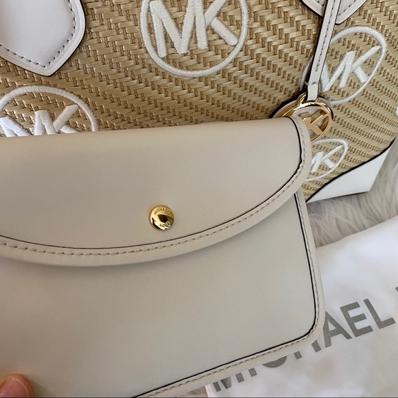 New Michael Kors large Eva logo shoulder tote - Picture 6 of 16